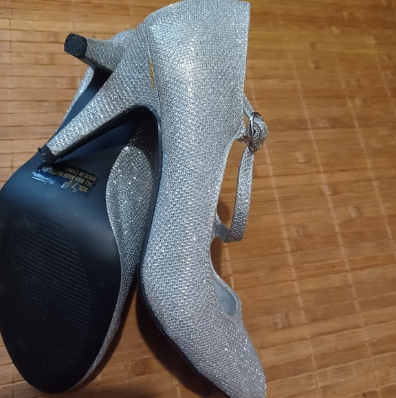 Silver sparkly heels size 7.5 - Picture 7 of 10